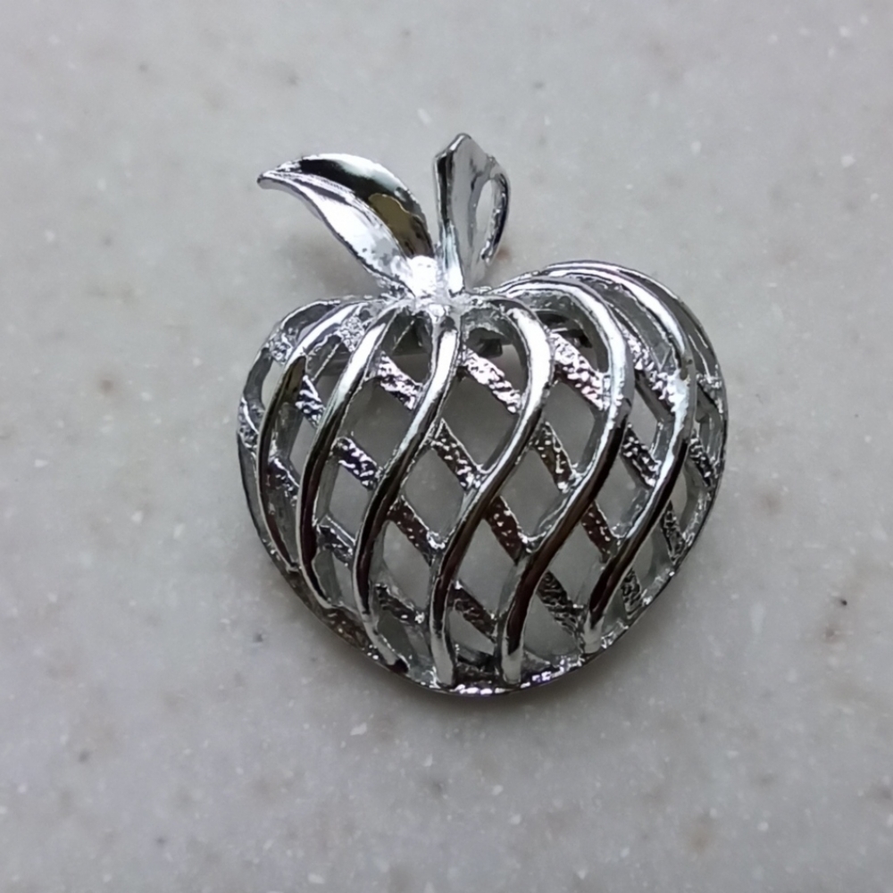 Vintage GERRYS Lattice Work Dome Shaped Apple Silver Tone Brooch Pin 60s / 70s